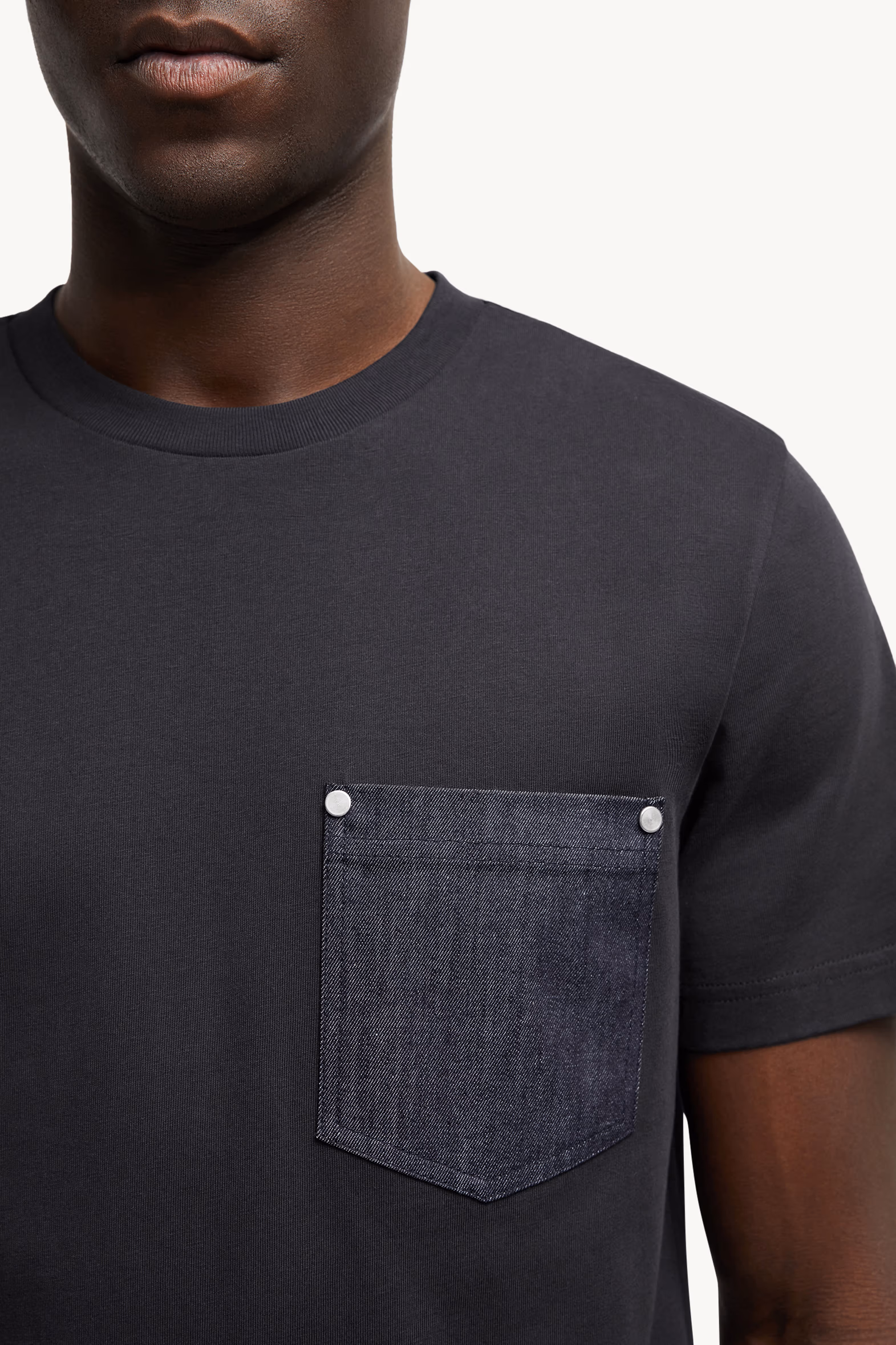 T-shirt en coton et denim avec poche Hommes Bleu marine Moncler 6